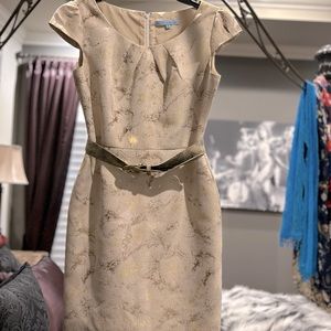 Antonio Melani size 6 beautiful belted cap sleeve dress in ivory and gold